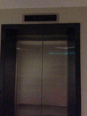 Cư dân Mulberry Lane khiếp đảm vì nước bẩn, thang máy rơi, báo cháy giả